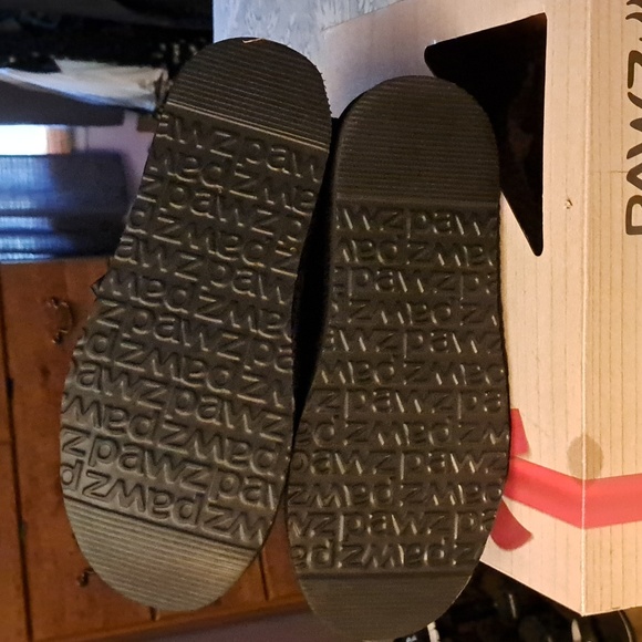 Boots.   Paws by bear paw boots size 5 - Picture 5 of 6